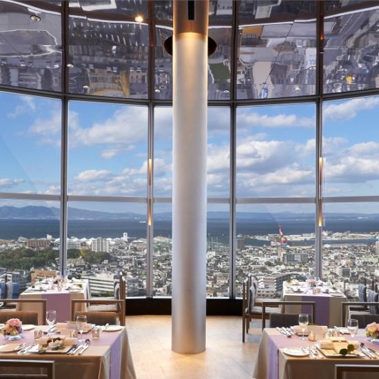 尽享别府湾的壮丽景色,我们提供从简餐到法式料理的各种餐饮选择。也接受私人预订。