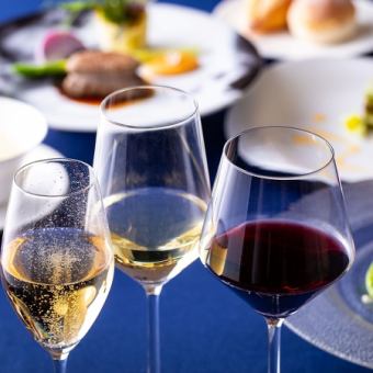 晚餐包含一杯由侍酒师“Agate++”精选的起泡酒、白葡萄酒和红葡萄酒。