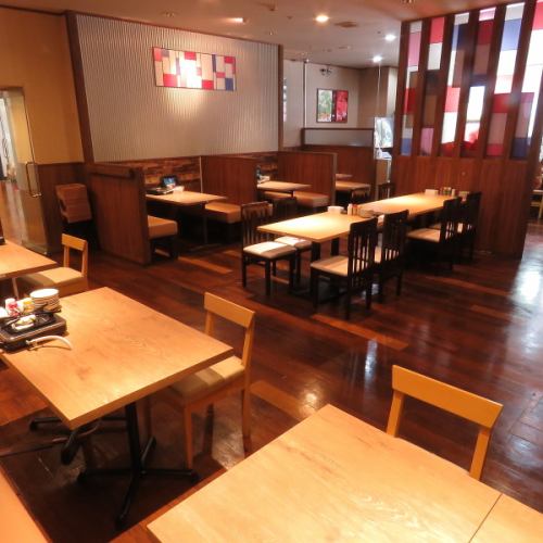 We also have seats that can be used without worrying about the surroundings by using roll curtains in the shape of a semi-private room! Also, since it can be used by a large number of people by connecting tables, private scenes and banquet scenes etc. Please use it in various scenes ♪