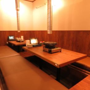 It can also be used as a digging kotatsu-style private room using a 6-person table and a 4-person table ◎ * Please note that the drink bar and salad bar are a little far apart.