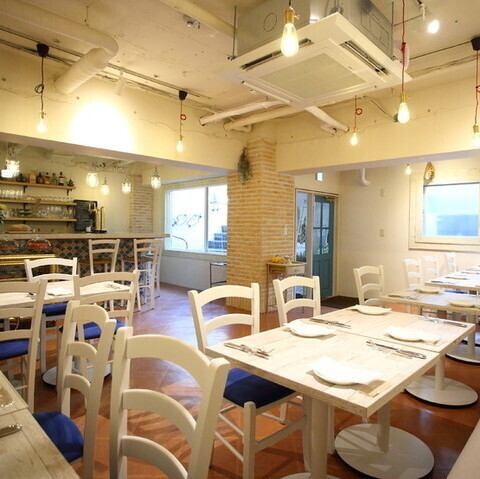 白を基調とした清潔感あふれる店内で、オープンキッチンのフレンドリーな雰囲気が広がる当店。心地よい明るさと広々とした空間で、楽しくわいわいお食事やお酒を楽しむことができます♪アットホームな雰囲気の中で、美味しいお料理をお楽しみください！