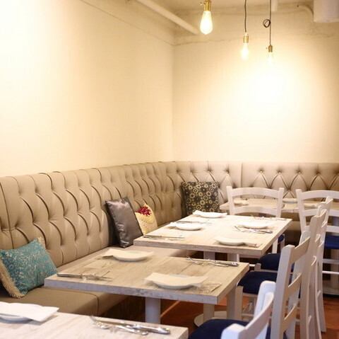 当店は席と席の間隔が広く、周囲を気にせずゆったりとリラックスした状態でお食事をお楽しみいただけます。フードやドリンクのメニューも豊富に取り揃えており、お客様のニーズに合ったものをご提供いたします。落ち着いた雰囲気の中で美味しい料理をご堪能いただけますので、ぜひ当店へお越しください！