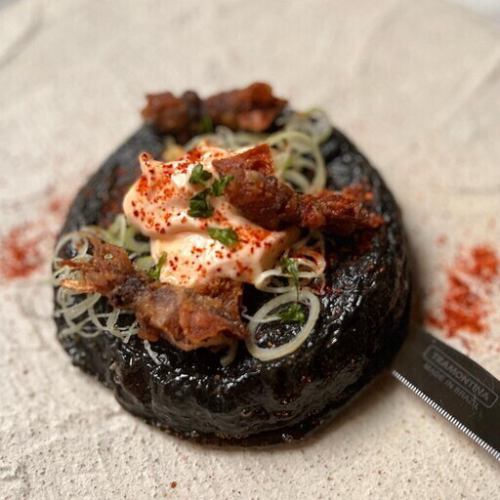 イカスミトルティーヤ（スペイン風オムレツ）サムライソースと葱、ピモンデスプレット