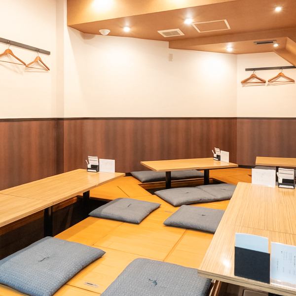 店内は、ゆったりと寛げる掘りごたつ式の小上がり座敷をご用意しており、足元を気にせずお過ごしいただけます。15名様から20名様程度での貸切も可能ですので、各種ご宴会や大切な方とのお集まりにぜひご利用ください。