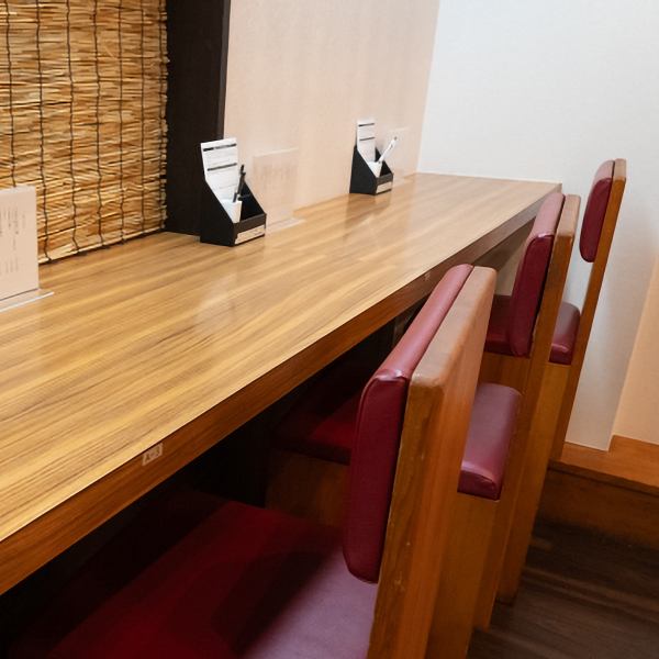 お仕事帰りのちょい飲みや、お一人様でのランチに最適なカウンター席をご用意しています。出来立ての美味しい料理を心ゆくまでお愉しみいただけます。気軽に立ち寄れる、居心地の良い空間です。