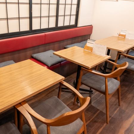 明るく開放感のあるテーブル席。お一人様からグループまで気軽に利用できます。