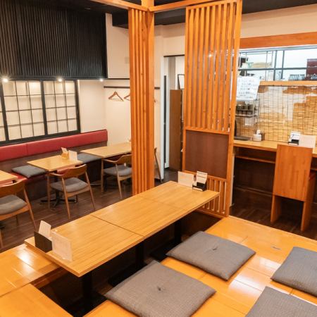掘りごたつ式で足元ゆったり。少人数から20名まで対応可能で、宴会や団体利用にぴったり。