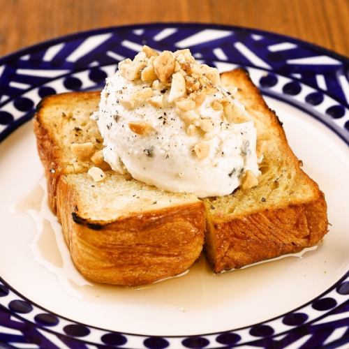 Gorgonzola mousse and brioche ~Maple syrup~