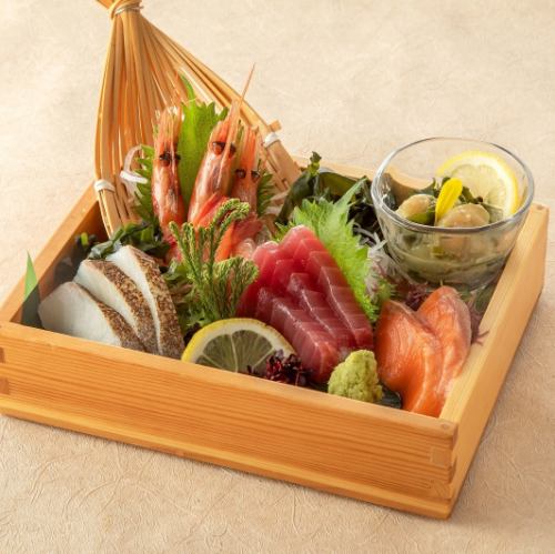 Enjoy fresh seafood and sashimi with sake in Akihabara