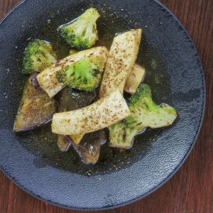 Stir-fried squid and broccoli with garnib and liver sauce