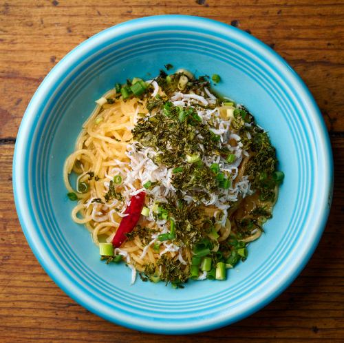 Peperoncino with plenty of whitebait and seaweed