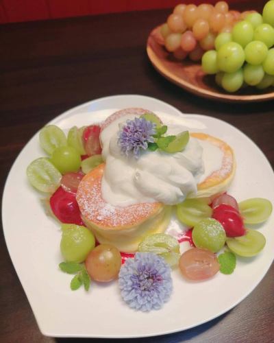 こんにちは🌈✨
OTO Cafeから

季節限定✨🥞🍴
シャインマスカットのパンケーキ🍇
の登場です♪

毎年、地元の農園さんから
直接仕入れている
大粒のシャインマスカット♡
今年も最高に美味しーい🙌

フレッシュクリーム♡
アクセントにぶどう🍇の
アイスも隠れております😍

秋🍂🍇🍁の味覚を
ぜひお楽しみくださいませ😌

皆様のご来店
心よりお待ちしております🙇‍♀️💕

#otocafe 
#オトカフェ 
#長野市パンケーキ
#長野市カフェ 
#長野市カフェ巡り 
#長野市ランチ
#長野市かき氷 
#長野市カキ氷 
#長野市キッズスペース 
#長野市子連れランチ 
#長野市鉄板焼ランチ 
#鉄板焼dining旬響