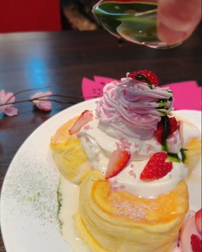 本日も沢山のお客様に
ご来店頂きまして
誠にありがとうございました🙇‍♀️

期間限定✨
春色パンケーキ🥞🌸の
ご紹介です😊

当店自慢のふわふわパンケーキ🥞に
フレッシュクリーム🤍&
イチゴモンブランクリーム🍓

トッピングには桜🌸とベリー
&タルトのジェラート🍨

抹茶ソースをお好みで😋
春らしいパンケーキ🥞に
仕上げました✨

数量限定
なくなり次第終了です🙇‍♀️

是非ご賞味下さい♡

#otocafe 
#オトカフェ 
#パンケーキ
#長野市パンケーキ
#長野市カフェ
#長野市カフェ巡り 
#長野市グルメ
#長野市子連れランチ 
#長野市キッズスペース
#長野市鉄板焼ランチ 
#鉄板焼dining旬響 
#長野市眺望