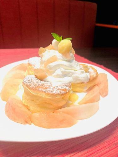 連日、沢山のお客様に
ご来店頂きまして
誠にありがとうございます✨

8月の季節限定✨

桃のパンケーキ🍑🥞
桃のゆき氷🍧をご提供中です😊

地元産の甘〜い桃🍑をふんだんに
使用しております♡
ぜひご賞味下さい✨

当店は少人数のスタッフで
運営しております🍳
その為、ご注文が重なりますと
ご提供にお時間を頂戴する場合が
ございます💦

スタッフ一同、敏速にご対応出来る様
全力で取り組んでおりますが、
何卒、ご理解の上ご入店頂けますよう
お願い致します🙇‍♀️

夏休み🌻という事もあり
ご予約で、お席が埋まってしまいます💦
ご来店の際は、お席の空き状況を
ご確認の上、ご来店頂きますと
スムーズにお席をご案内出来ます🙇‍♀️

誠に勝手なお願いばかりで
申し訳ございません🥺

よろしくお願い致します✨

#otocafe 
#オトカフェ 
#パンケーキ
#長野市パンケーキ
#長野市カフェ 
#長野市かき氷 
#長野市ランチ
#長野市グルメ 
#長野市キッズスペース
#長野子連れグルメ 
#長野市眺望