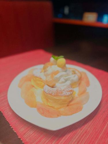 連日、沢山のお客様に
ご来店頂きまして
誠にありがとうございます✨

8月の季節限定✨

桃のパンケーキ🍑🥞
桃のゆき氷🍧をご提供中です😊

地元産の甘〜い桃🍑をふんだんに
使用しております♡
ぜひご賞味下さい✨

当店は少人数のスタッフで
運営しております🍳
その為、ご注文が重なりますと
ご提供にお時間を頂戴する場合が
ございます💦

スタッフ一同、敏速にご対応出来る様
全力で取り組んでおりますが、
何卒、ご理解の上ご入店頂けますよう
お願い致します🙇‍♀️

夏休み🌻という事もあり
ご予約で、お席が埋まってしまいます💦
ご来店の際は、お席の空き状況を
ご確認の上、ご来店頂きますと
スムーズにお席をご案内出来ます🙇‍♀️

誠に勝手なお願いばかりで
申し訳ございません🥺

よろしくお願い致します✨

#otocafe 
#オトカフェ 
#パンケーキ
#長野市パンケーキ
#長野市カフェ 
#長野市かき氷 
#長野市ランチ
#長野市グルメ 
#長野市キッズスペース
#長野子連れグルメ 
#長野市眺望