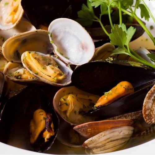 Domestic mussels and clams ajillo