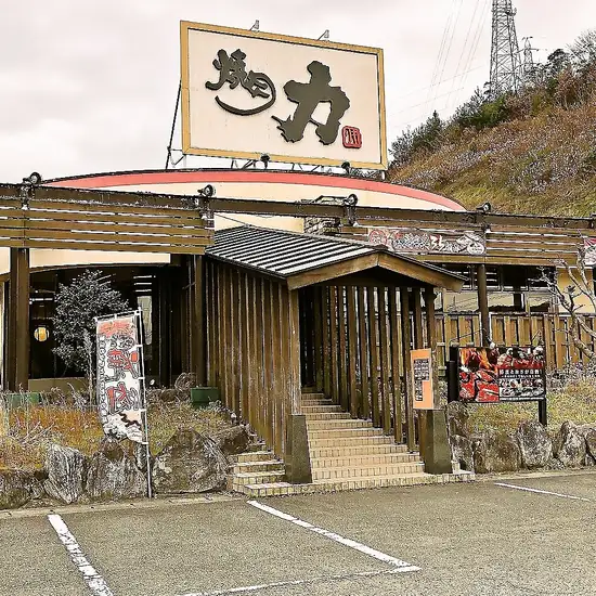 隣席店舗との共有駐車場有り。最大50台まで駐車可能！！