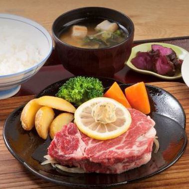 【午餐推薦】國產牛裡肌牛排套餐（130g）3,500日圓（含稅）♪
