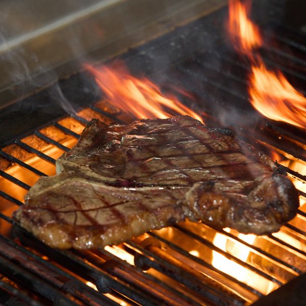 名物！豪快に焼き上げるTボーンステーキ