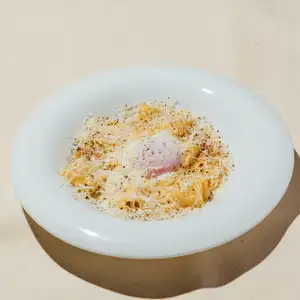 紅雞蛋煙燻培根卡邦尼意麵