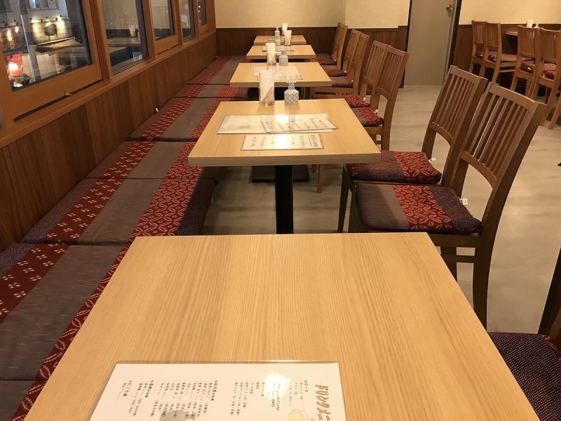 It can accommodate up to 20 people in a row by connecting seats.We recommend that you make a reservation.