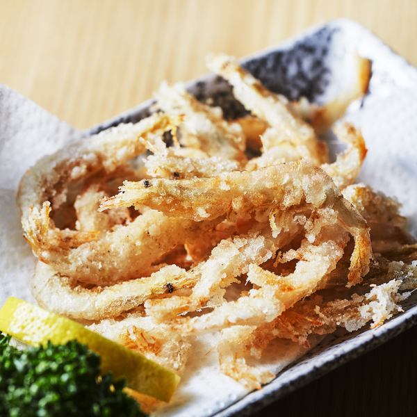 Deep-fried white shrimp (715 yen) The strong-tasting, beautiful-looking white shrimp is a perfect gem for beer and local sake.