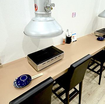 【店内席情報】カウンターを4席、4名掛けテーブルを4卓、4名掛けの座敷席を2卓ご用意しております！お座敷席は最大10名様までの宴会利用も可能♪ご利用シーンに合わせてお席をお選びいただけます！