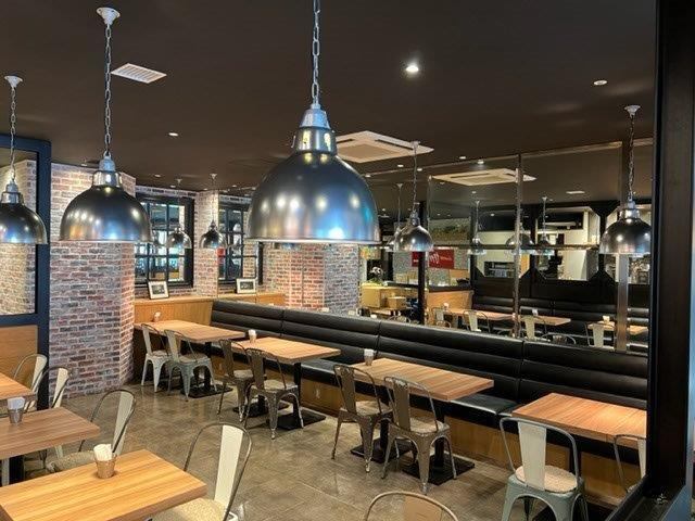 Enjoy Italian food with your family and friends, such as [Neapolitan Pizza], which is just like the real thing in a space with a sense of liberation!