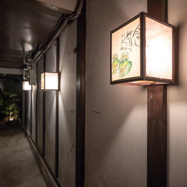 ≪玄関通路のこだわり≫ 京都の伝統的な玄関のトンネル通路は美しい木材と職人の技が光り、訪れる人々に古都の歴史と文化を感じさせます。通り抜ける際には、風情あふれる景色が広がり、心が和むひとときを提供。京都の魅力を体感できる貴重な体験です！金土の24時～27時はBAR営業もしており、気軽に利用できます♪
