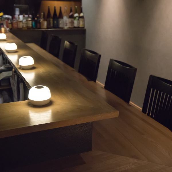 ≪カウンターの雰囲気≫ 和の雰囲気が漂う落ち着いた空間が特別なひとときを提供します。木の温もりを感じるカウンター席は、ひとりでの食事や大切な人との会話を楽しむのに最適です。自慢の料理に加えて、和の魅力で心安らぐひとときをお過ごしください！貸切も5名からOK♪