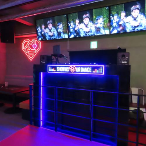 本格DJブースと開放的なフロアを完備♪歌う楽しさに「空間を盛り上げる演出」が加わった新感覚カラオ！