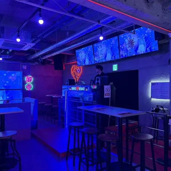 注目はシーシャマスターが手掛ける本格フレーバー専門店顔負けの濃厚な吸い心地を堪能できます☆さらに、聴きたい曲のリクエストも可能！！歌って盛り上がるもよし、リクエスト曲に耳を傾けながらチルするもよし。五感を満たす「胸キュン（シムクン）」な夜を、プライベートな個室で心ゆくまでお楽しみください！