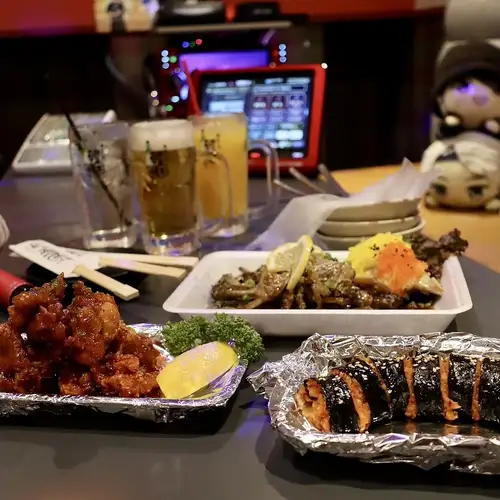 お食事は1階「新大久保韓国横丁」からの持ち込みはもちろん、お好きな食べ物の持ち込みも可能です◎