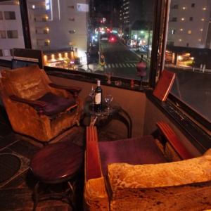 [Two seats in front of the store] This couple seat by the window is a fluffy sofa seat with an antique feel.This is also recommended for dates!