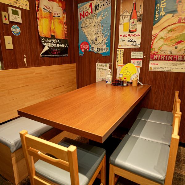 小さなお子様とご一緒でも安心してお食事ができる、広々としたベンチシートをご用意しております！靴を脱ぐ手間がないため、急なご来店でもスムーズにご案内できるのが魅力。周囲を気にせず、ご家族の皆様がゆったりとくつろげる空間で、楽しいひとときをお過ごしください◎