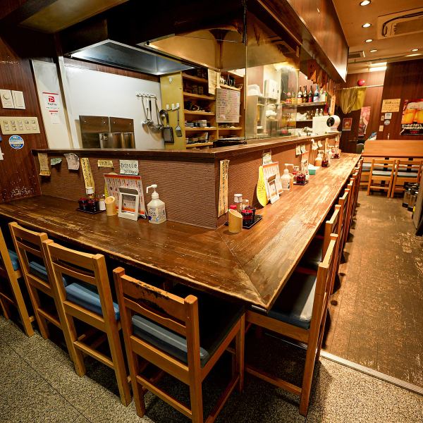 お一人様から団体様まで、様々なシーンでご利用いただけるカウンター席が自慢です！顔を合わせて会話ができるため、自然と一体感が生まれる特別な空間！ご友人との飲み会や会社の宴会など、人数を気にすることなくご利用ください！