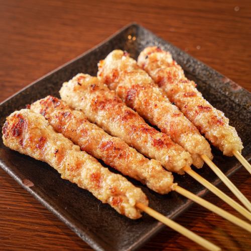 【新感覚の美味しさに感動！ここでしか味わえない、当店だけの名物料理！】みんち串《143円(税込)》