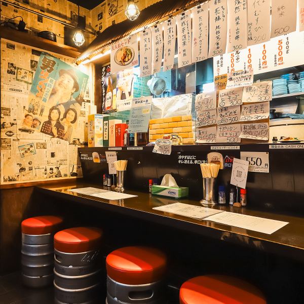 三ノ輪駅から徒歩2分と好立地！お仕事帰りのサク飲みや、ご友人との飲み会など、日常の様々なシーンで気軽にお立ち寄りいただける角打ちです★明るく入りやすい外観で、初めてのお客様や若年層の方にも大人気♪ふらっと立ち寄って、美味しいお酒と料理で一日の疲れを癒してください！