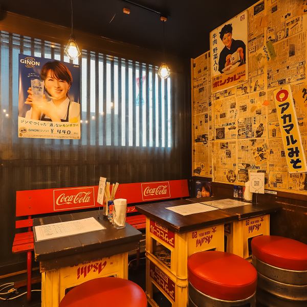 店内は木の温もりを感じるアットホームな空間。カウンター席とテーブル席をご用意しており、お一人様からグループまで幅広く対応可能です！テーブル席は繋げて最大8名様でのご利用も◎少人数での飲み会や、気の置けない仲間との飲み会にぴったりです♪心地よい空間でおくつろぎください。