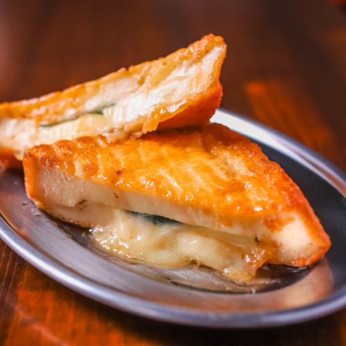 【当店一番人気！】お酒のお供にぴったりの絶品おつまみ「厚揚げ大葉チーズ」