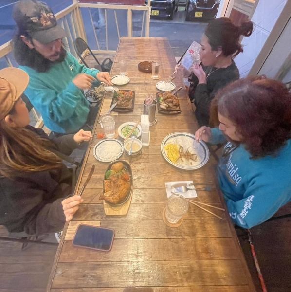 開放感あふれるテラス席があり、ご友人やご家族などと心地よい風を感じながらお食事を楽しむことができます。テラス席では、ワンちゃんと一緒に食事ができるのも大きな魅力！愛犬と共に過ごす時間を特別な思い出にしてくれます。天気のいい日はぜひテラス席でゆったりとお過ごしください。