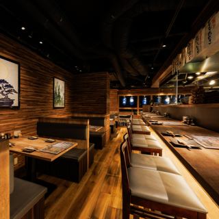 차분한 분위기의 테이블석.목재를 듬뿍 사용.기분 좋은 공간이 멋진 한 때를 연출합니다.느긋하게 휴식을 취할 수 있습니다.【교토/가와라마치/교토 가와라마치/시조/가와라마치 이자카야/야키토리/야키토리/가와라마치 이자카야/교토 이자카야/런치/무제한 뷔페/음료 무제한/음식 무제한/생일/기념일/개인실/냄비/접대/송년회/신년회]