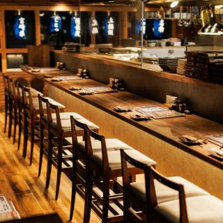 라이브감 넘치는 카운터에서 느긋하게 보내실 수 있습니다.【교토/가와라마치/교토 가와라마치/시조/가와라마치 이자카야/야키토리/야키토리/가와라마치 이자카야/교토 이자카야/런치/무제한 뷔페/음료 무제한/음식 무제한/생일/기념일/개인실/냄비/접대/송년회/신년회/연회]