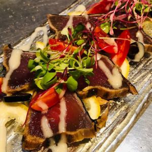 カツオのタタキカルパッチョ仕立て