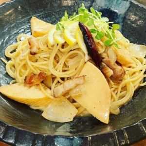 自家製ベーコンとタケノコのレモンバター醤油