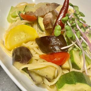 自家製ベーコンと野菜のペペロンチーノ