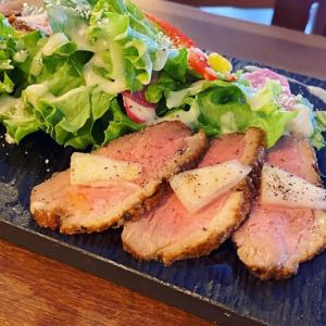 合鴨とりんごコンポートのマリアージュ  サラダ添え
