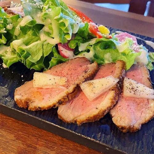 허리와 사과 컴포트의 마리아주 샐러드