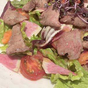 仔牛の牛タンの炙り和サラダ