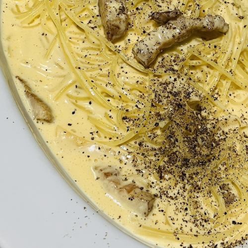 수제 베이컨이 들어있는 진한 카르보나라